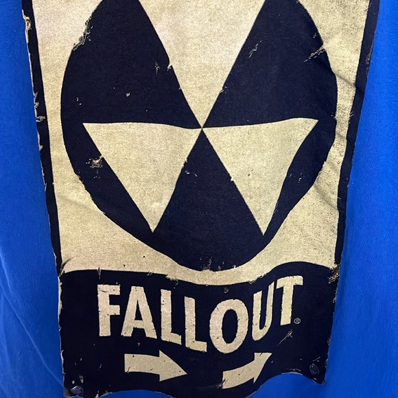 ⚡️HostPick⚡️Men's Fallout T-shirt Size Medium - Picture 2 of 4